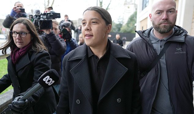 Sam Kerr rekao je policiji da vjeruje da je oteo taksi vozač prije nego što je svoj bankovni račun prebacio na službenike, sud je čuo kako suđenje u rasno ojačanoj Slur započinje u Londonu
