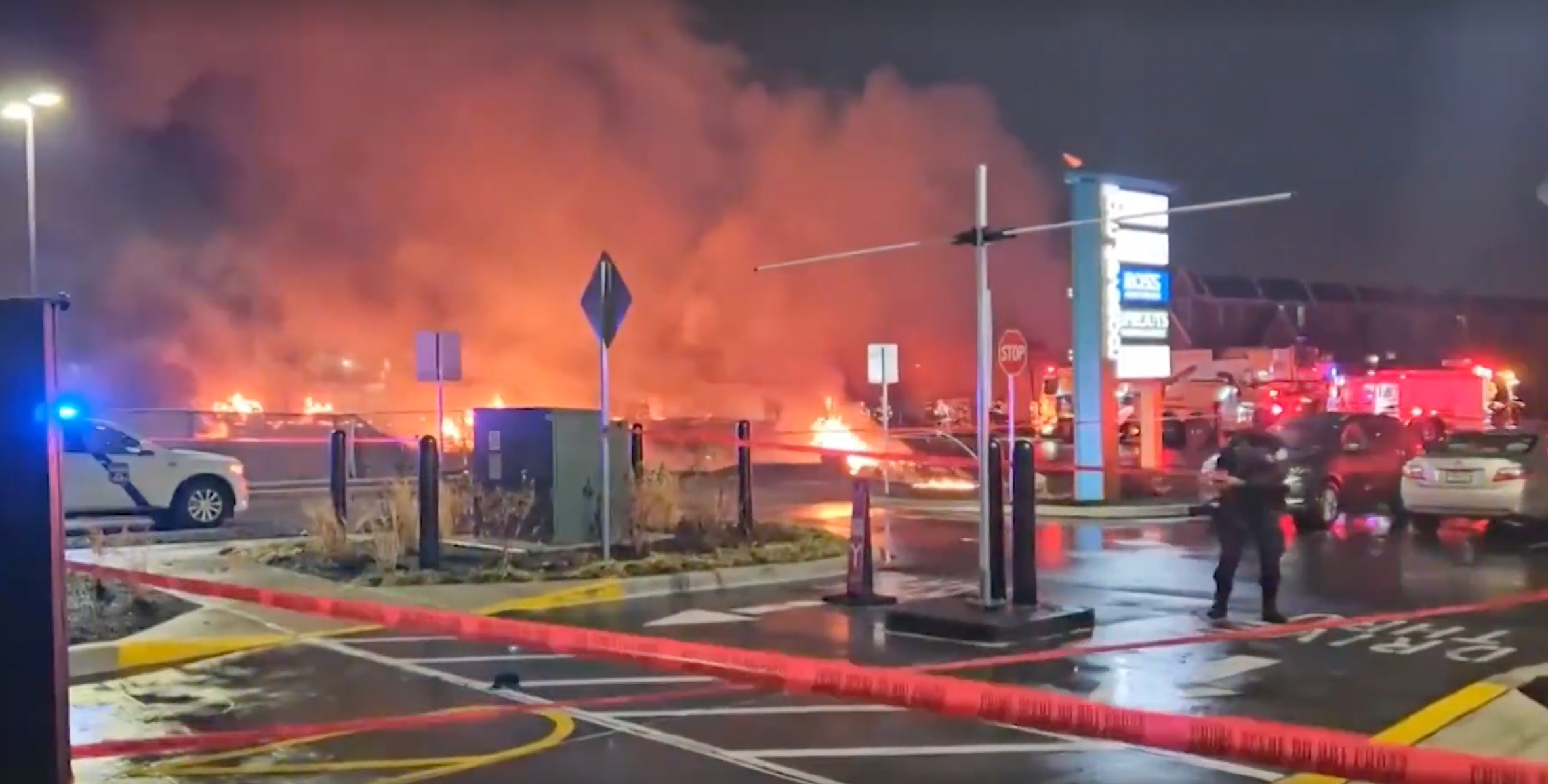Zrakoplov se srušio nešto iza 18 sati u blizini trgovačkog centra Roosevelt, oštećujući nekoliko domova i vozila