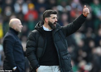 Šef Plymouth-a Miron Musslic pozdravlja svoj tim za izradu povijesti nakon pobjede u Shock FA Kupu nad Liverpoolom, ali kaže da bi boravak u prvenstvu bio još veće postignuće