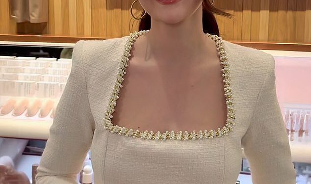 Selena Gomez izgleda ništa drugo nego senzacionalno dok udara u London u bijeloj mini haljini nakon što je debitirala novi singl na West End Event