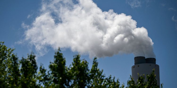 Senat poništava EPA pravilo iz ere Bidena koje bi moglo pomoći tvrtkama za fosilna goriva da nastave pitati planetu živu