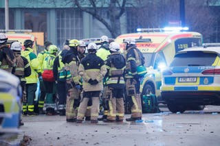 Hitno osoblje i policajci rade u školi za obrazovanje u kampusu Risbergska Centra za odrasle nakon napada u Orebro, Švedska, 4. veljače 2025.