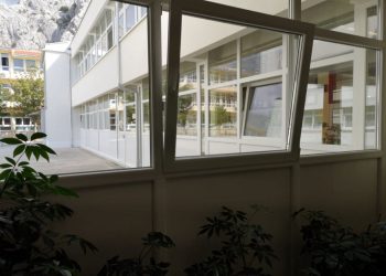 Skoro 400 omiških učenika kreće u bojkot nastave: “Nismo zatvorenici i ne želimo strahovati koji dan u školi će nam biti zadnji”