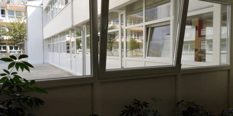 Skoro 400 omiških učenika kreće u bojkot nastave: “Nismo zatvorenici i ne želimo strahovati koji dan u školi će nam biti zadnji”