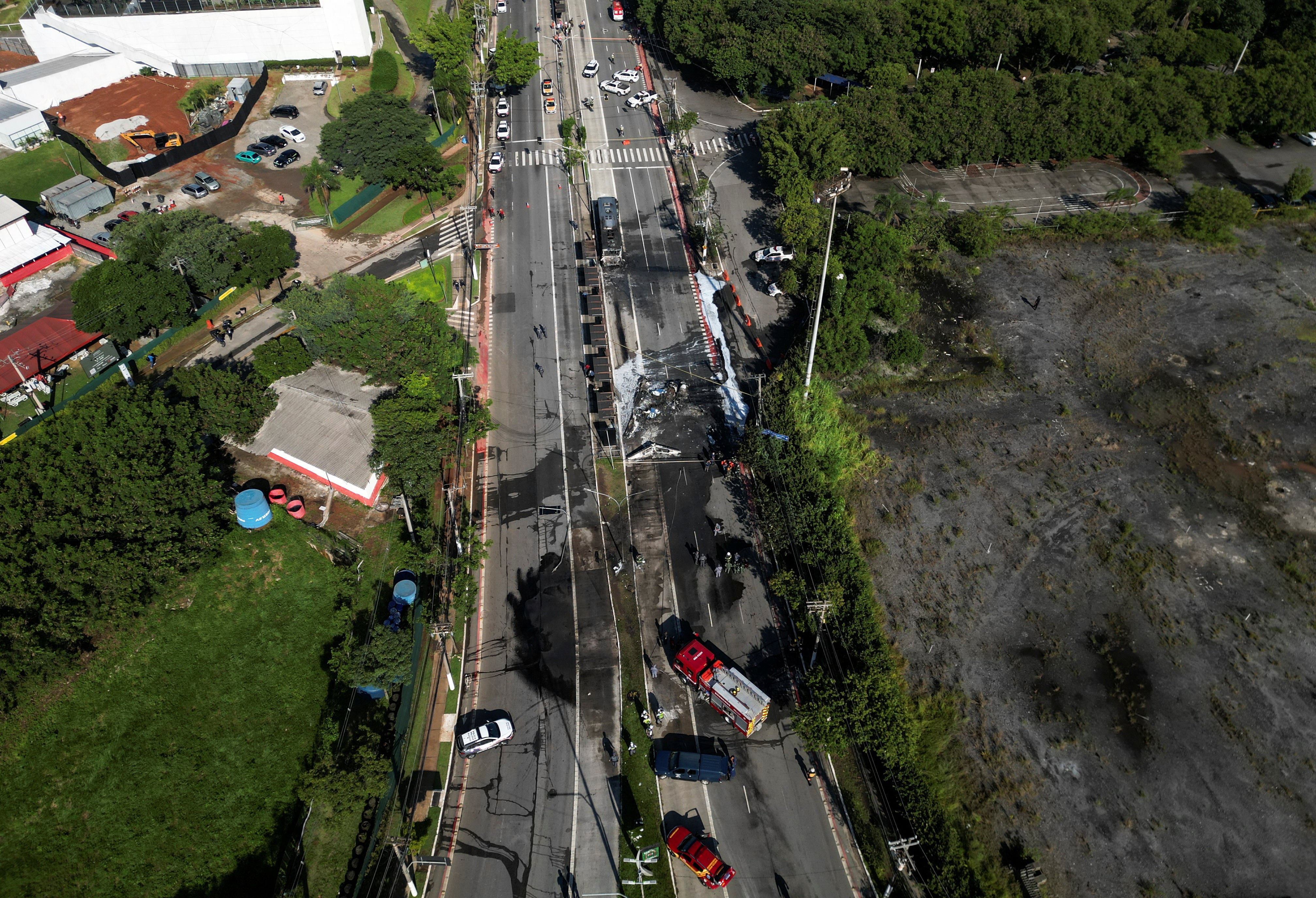 Pogled drona na mjesto na kojem se mali avion srušio u vozila na aveniji Marques de Sao Vicente u Sao Paulu, Brazil
