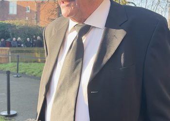 Smickle brat Paul Elliott odaje emocionalnu počast prijateljici Lindu Nolan na njenom sprovodu i kaže da je ‘svijet tamnije mjesto bez nje’