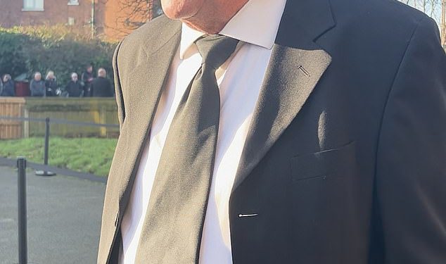 Smickle brat Paul Elliott odaje emocionalnu počast prijateljici Lindu Nolan na njenom sprovodu i kaže da je ‘svijet tamnije mjesto bez nje’