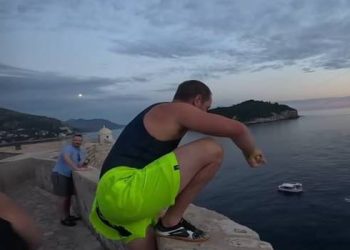 NEMOJTE PROBATI KOD KUĆE Tip je skočio u more s dubrovačkih zidina!