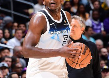 Šokantni trenutak Anthony Edwards u frustraciji je pucao na navijače nakon što je izbačen protiv Lakersa