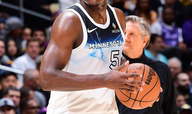 Šokantni trenutak Anthony Edwards u frustraciji je pucao na navijače nakon što je izbačen protiv Lakersa