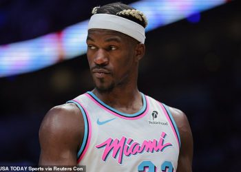 Šokantni trenutak obožavatelj razbija vijesti Miami Heat Stars -u kojima se Jimmy Butler trguje tijekom NBA igre