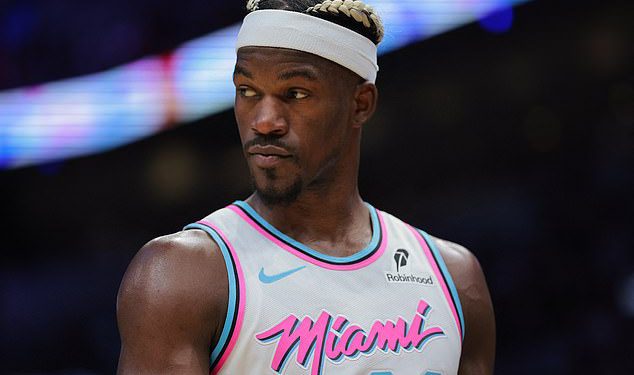 Šokantni trenutak obožavatelj razbija vijesti Miami Heat Stars -u kojima se Jimmy Butler trguje tijekom NBA igre