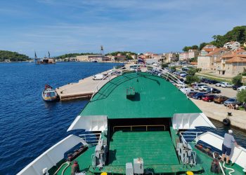 Sopta više nema prostora ni za časnu ostavku”, “Kako je zapovjednik broda kriv? Evo što bi bilo da je odbio prihvatiti taj brod!