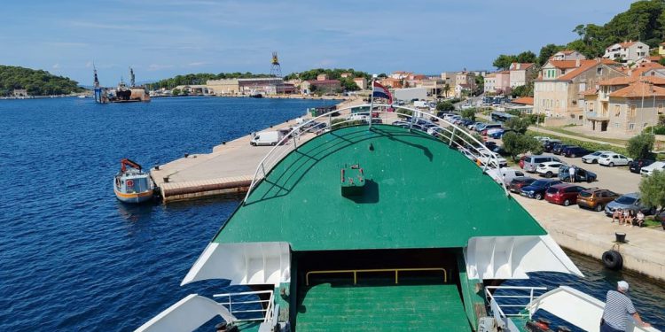 Sopta više nema prostora ni za časnu ostavku”, “Kako je zapovjednik broda kriv? Evo što bi bilo da je odbio prihvatiti taj brod!