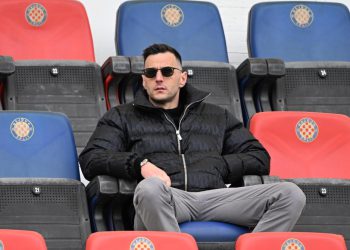 Sportske novosti – FOTO Kakvo društvo u loži Poljuda: Kalinić stigao na derbi, a bivši trener Bijelih u Splitu je