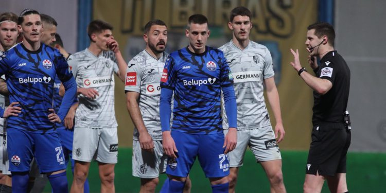 Sportske novosti – UŽIVO: Istra ostala s igračem manje, Radošević zaradio drugi žuti karton, Slaven lovi četvrto mjesto