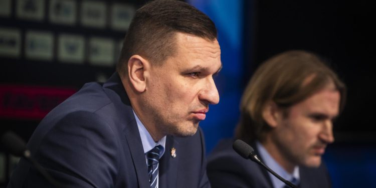 Sportske novosti – ‘Uloga tog čovjeka u Dinamu je intrigantna. Jedini je ostao iz prošle vlasti, vuče li on poteze iz sjene?
