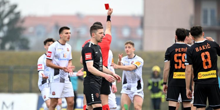 Sportske novosti – VIDEO Evo zbog čega je bivši hajdukovac zaradio crveni karton: Jedna stvar se nikako nije smjela dogoditi