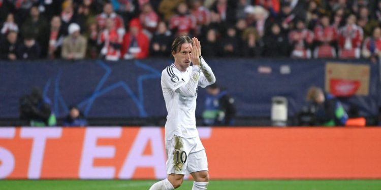 Sportske novosti – VIDEO: Pogledajte spektakularan doček za Modrića i kraljevsku družinu. Autobus Reala ‘nestao’ u dimu