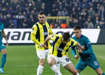 Sportske novosti – VIDEO: Prvo tučnjava, a onda i nacistički pozdrav! Navijači priredili dramu, sudac poslao igrače u svlačionicu