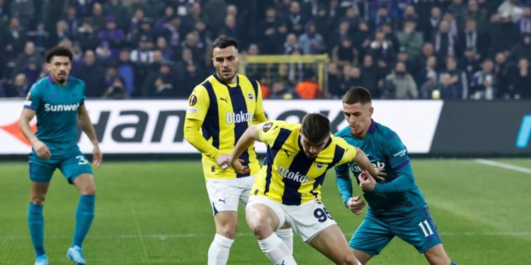 Sportske novosti – VIDEO: Prvo tučnjava, a onda i nacistički pozdrav! Navijači priredili dramu, sudac poslao igrače u svlačionicu