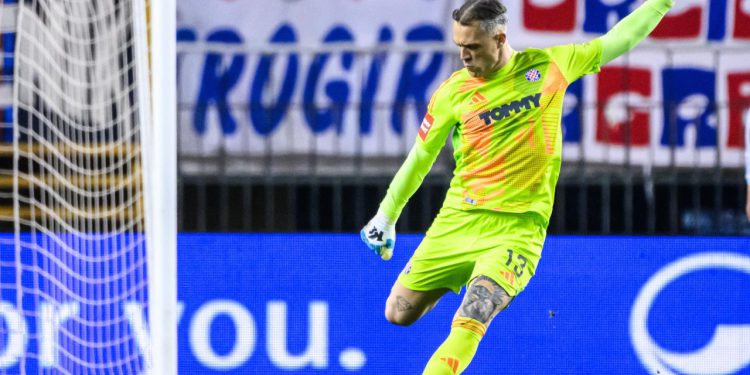 Sportske novosti – Vratar Hajduka reagirao na provokaciju Rijeke pa odmah dobio odgovor: ‘Bit će da se dosta dresova prodaje…’