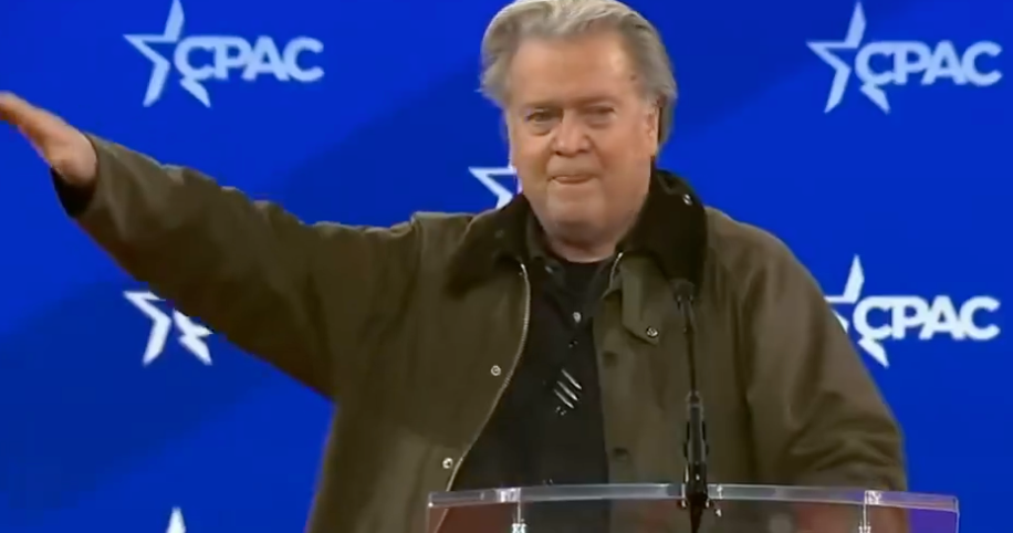 Čini se da je ekstremno desni Podcaster i bivši strateg Bijele kuće Donalda Trumpa tijekom svog govora u četvrtak u CPAC-u u Nacionalnoj luci, Maryland
