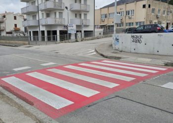 Stigla nova svjetlosna signalizacija na cesti u Podstrani