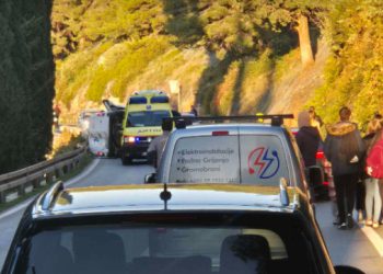 Stijena pala na kombi vozilo: Promet zatvoren, na terenu i vatrogasci, ima ozlijeđenih