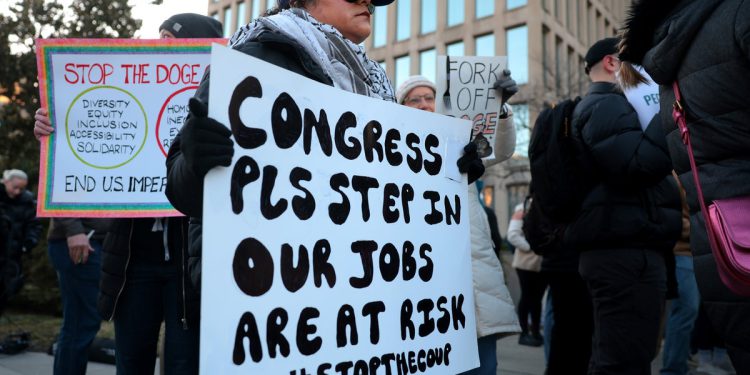 Sudac zaustavlja Trumpovo masovno otpuštanje vladinih zaposlenika