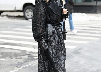 Suki Waterhouse reže elegantnu figuru u vezenom kožnom kaputu dok izlazi u NYC