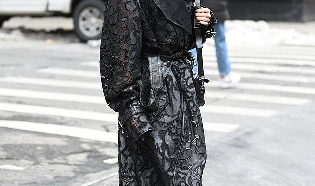 Suki Waterhouse reže elegantnu figuru u vezenom kožnom kaputu dok izlazi u NYC