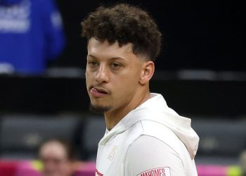 Super Bowl 2025 live updates: Patrick Mahomes, Travis Kelce and co. take the field as Chiefs and Eagles set to square off