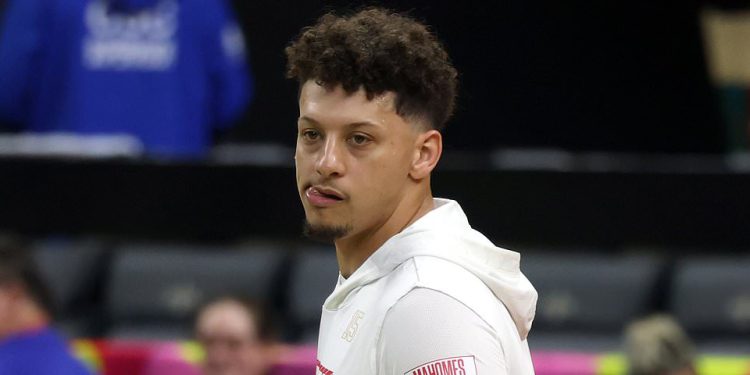 Super Bowl 2025 live updates: Patrick Mahomes, Travis Kelce and co. take the field as Chiefs and Eagles set to square off