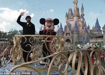 Super Bowl MVP Jalen Hurts održava zabavu s Mickey Mouseom u izgledu Wild Disney nakon pobjede Eaglesa