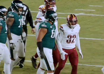 Super Bowl vezani Aussie Jordan Mailata osvaja Amerikanaca Hearts koristeći ikoničnu liniju Batman Villain-a za igrača oporbe