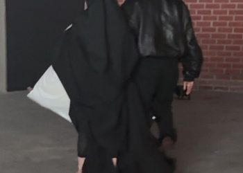 Supruga Kanye Westa Bianca Censori prikriva se dok se upućuju na projekciju za svoj film u iznosu od 25 milijuna dolara, unatoč tvrdnjama da je ‘odbila’ nastaviti snimati nakon njegove tirade na društvenim mrežama