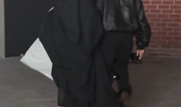 Supruga Kanye Westa Bianca Censori prikriva se dok se upućuju na projekciju za svoj film u iznosu od 25 milijuna dolara, unatoč tvrdnjama da je ‘odbila’ nastaviti snimati nakon njegove tirade na društvenim mrežama