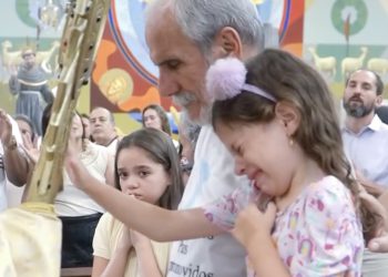 Susret djevojčice s Isusom u hostiji obilazi svijet: Samo ga je dodirnula