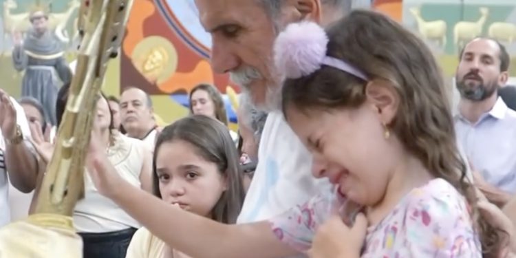 Susret djevojčice s Isusom u hostiji obilazi svijet: Samo ga je dodirnula