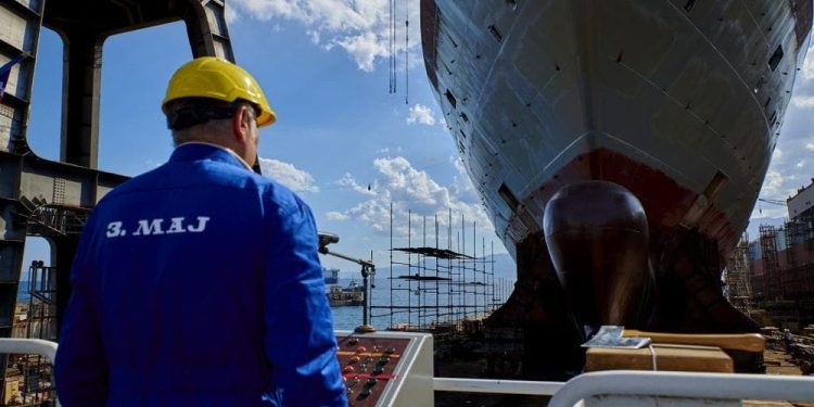 Svečanost rezanja čelika za Scenic Eclipse New Generation