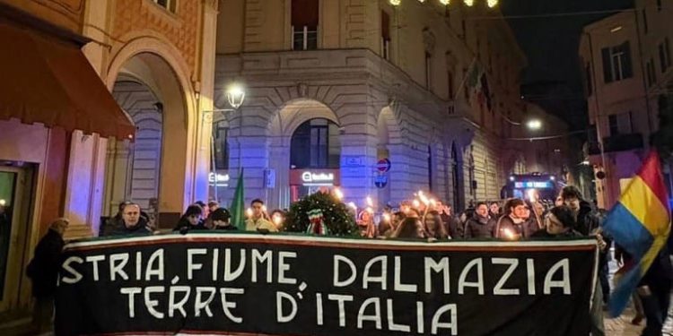 TALIJANSKE ULICE S jedne strane neofašisti s porukama pretenzija na Hrvatski teritorij, a s druge radikalni ljevičari s jugoslavenskim zastavama u rukama!