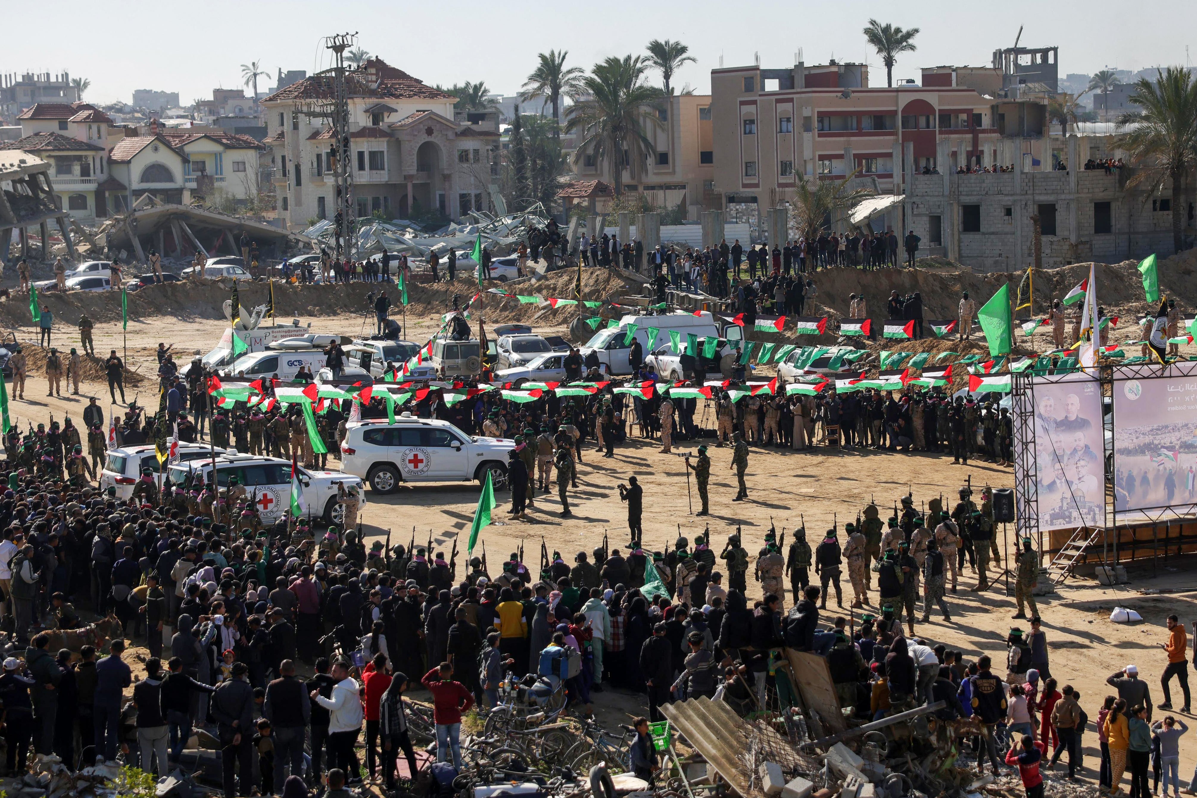 Vozila Crvenog križa čekaju na mjestu gdje su militanti Hamas u subotu predali izraelske taoce