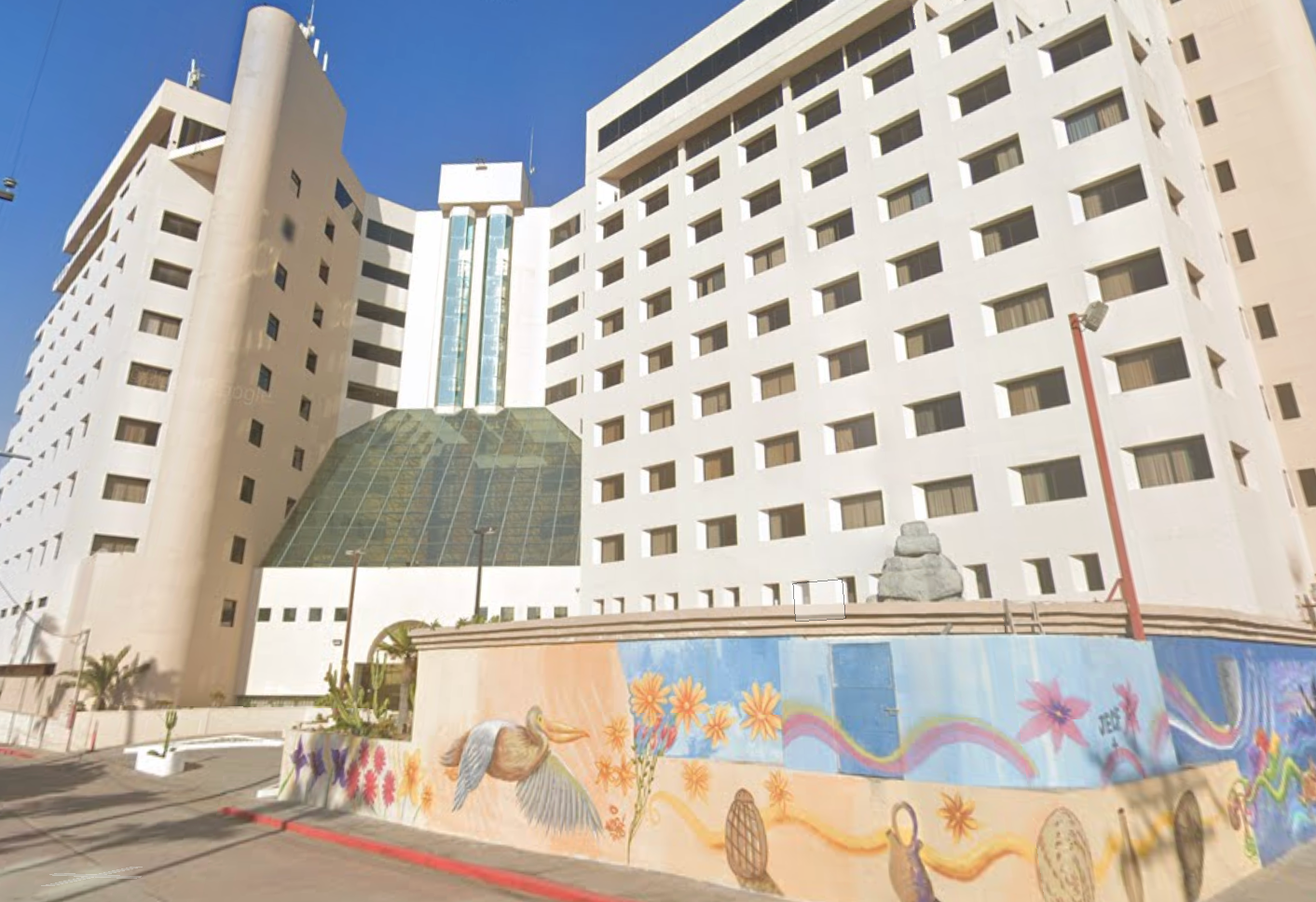 Hotel Corona Plaza u Rosaritu, Baja Kalifornija, Meksiko. Tridesetogodišnjak je pao iz prozora šestokatnice, prema izvještajima