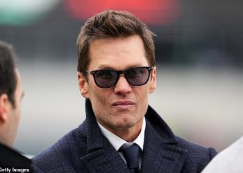 Tom Brady otkriva zadivljujuću odluku o NFL -u kako naziva svoj prvi Super Bowl kao analitičara i vlasnika Raidersa