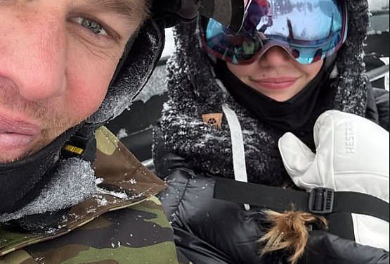 Tom Brady povezuje se s kćeri Vivian u selfieju kao bivša Gisele Bundchen naginje se novorođenčadi s Joaquim Valenteom