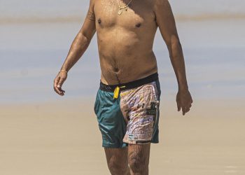 Tony Armstrong uživa u samostalnom plivanju u Byron Bayu nakon što je objavio guskanje objava na društvenim mrežama o izvedbi svoje djevojke