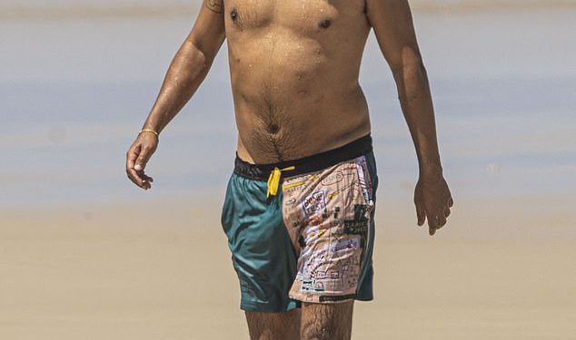 Tony Armstrong uživa u samostalnom plivanju u Byron Bayu nakon što je objavio guskanje objava na društvenim mrežama o izvedbi svoje djevojke