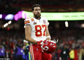 Travis Kelce ‘razgovarati o NFL -u za umirovljenje s Taylor Swift’ dok ga pjevačica utješi nakon noćne more Super Bowla