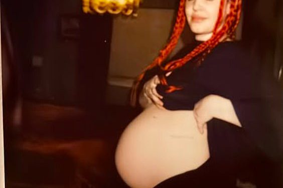 Trudna Anne-Marie pokazuje svoju cvjetajuću bebu u New Snap-u nakon što je otkrila da očekuje svoje drugo dijete sa suprugom Slowthai